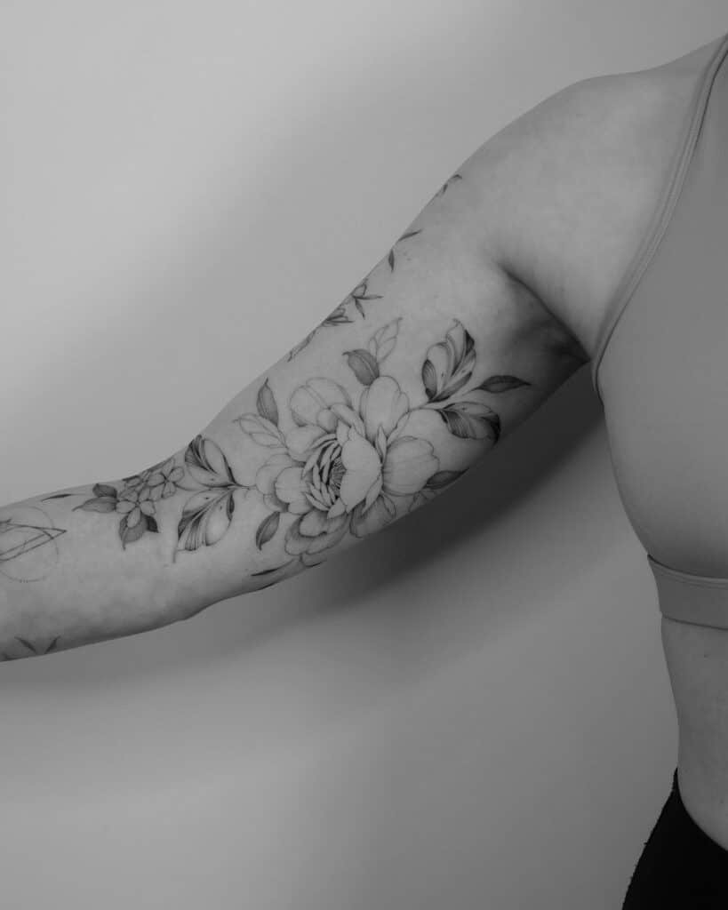 20 Radiant Bicep Tattoo Ideas For Women Who Love Elegant Ink